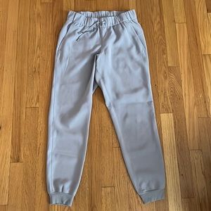 Lululemon On The Fly Jogger, sz 4,
silverscreen